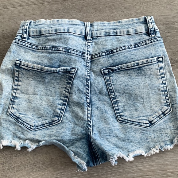 Acid wash cheeky Jean shorts - Picture 4 of 4